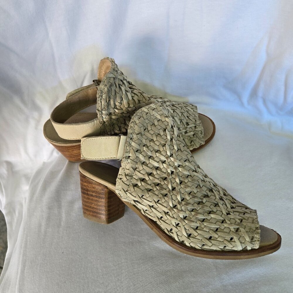 Very Volatile Los Angeles Veronique Color Stone Peep Toe Heeled Sandal size 6